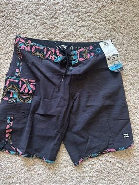 Billabong Black Cargo Boardshorts Sz 30 NWT